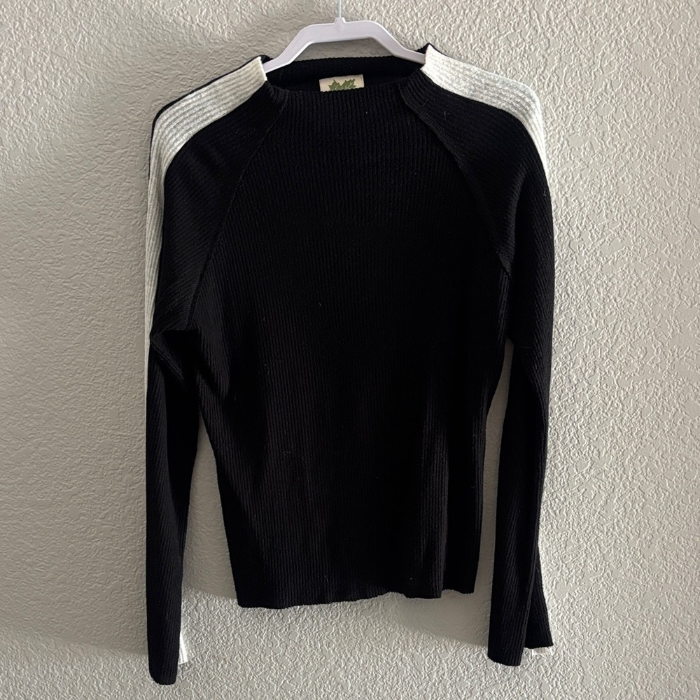 Maplesage Black and White Women's sweater